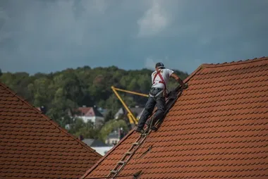 Jak zaplanować całoroczną konserwację dachu, aby uniknąć kosztownych napraw?