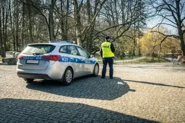 Policjant wszedł do wody. Mężczyznę uratowała gałąź i szybka akcja służb